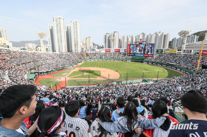 '2만2758명' 가득 찼다! 부산의 봄은 역시 '야구'…롯데, 올해 2…