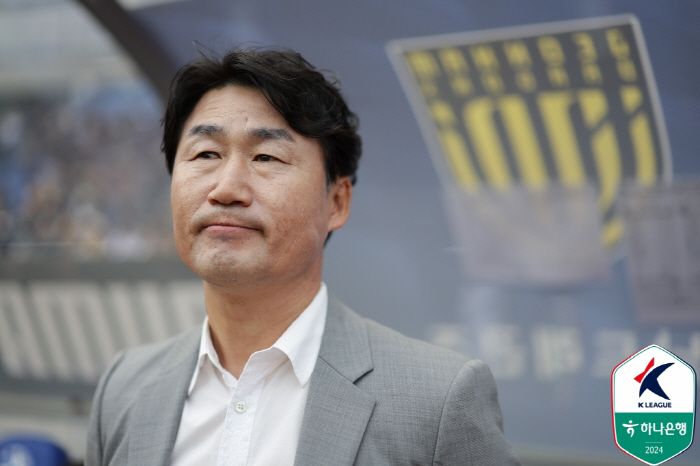 [현장인터뷰]VAR 득점 취소→말 아낀 이장관 감독 "심판 판정에 대해선…