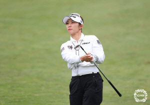 [KLPGA] '데뷔 첫 64타' 배소현, 