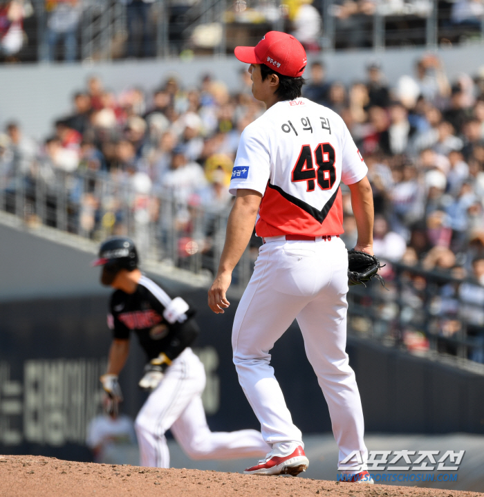 '가슴 철렁' 투구 도중 통증 호소하며 내려온 이의리, 짜릿한 역전승에도…
