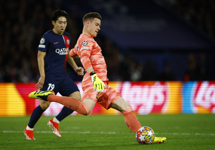 '이강인 두 차례 슈팅, GK 선방' PSG 0-1 바르셀로나 전반 종료