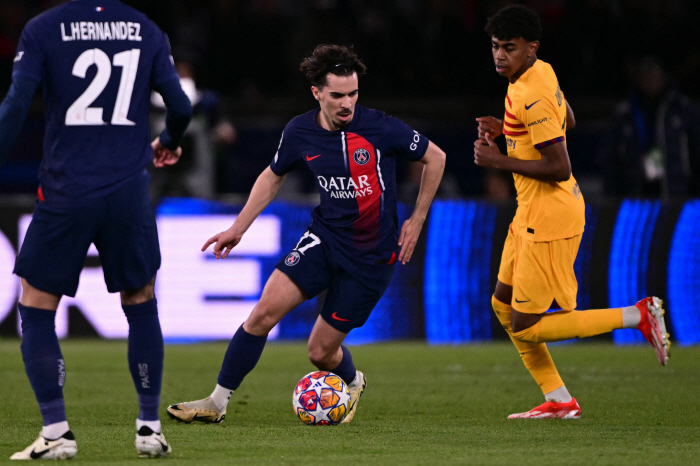 이강인 잘했는데 왜 교체해서...PSG, 바르셀로나에 2-3 통한의 대역…