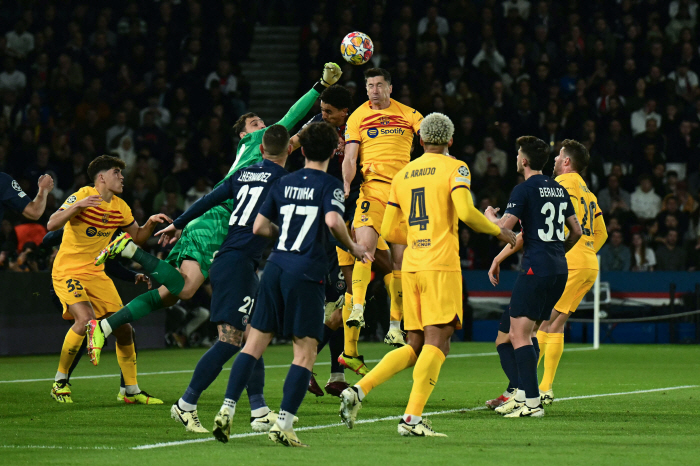 [UCL리뷰]'이강인 나가고 연이어 2실점' PSG, 바르셀로나에 2대3…