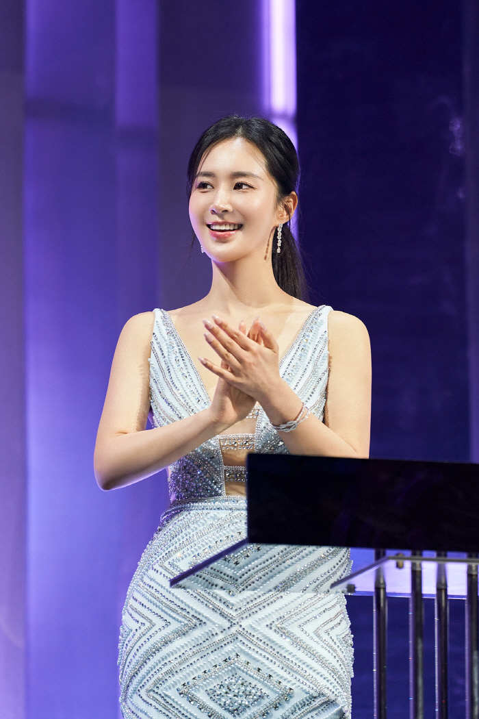 권유리, 도대체 못 하는 게 뭐야?…드라마·영화·예능 이어 시상식 MC까…