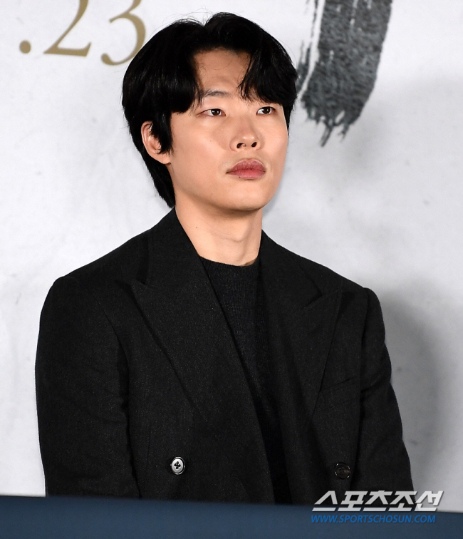[SC이슈] 열애도 결별도 소감도 '소속사가 대신'..'논란' 류준열, …