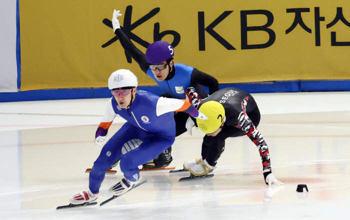 '반칙 또 반칙' 황대헌, 국대 탈락할수도.. 내일 1000m 최종전에 …