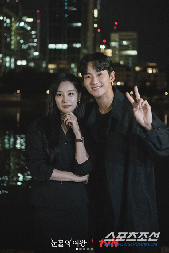 [SC이슈]김수현♥김지원, 진짜 사귀면 안될까요? 전 우주의 '응원' 부르는 핫커플의 촬영장 '달달 모드'