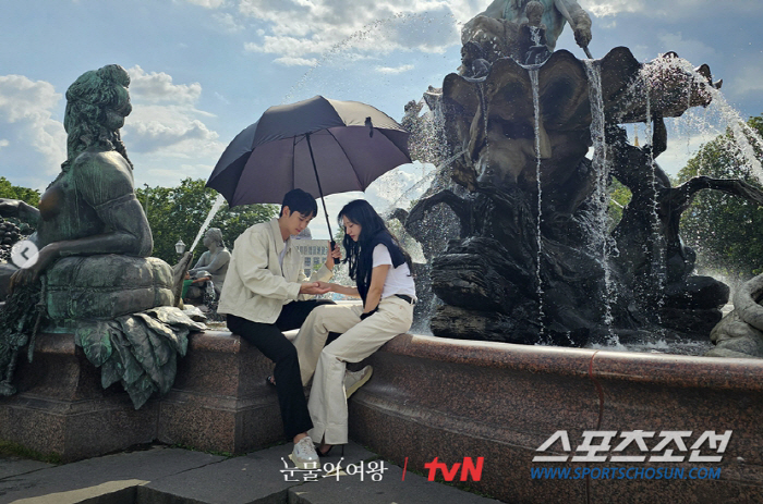 [SC이슈]김수현♥김지원, 진짜 사귀면 안될까요? 전 우주의 '응원' 부…