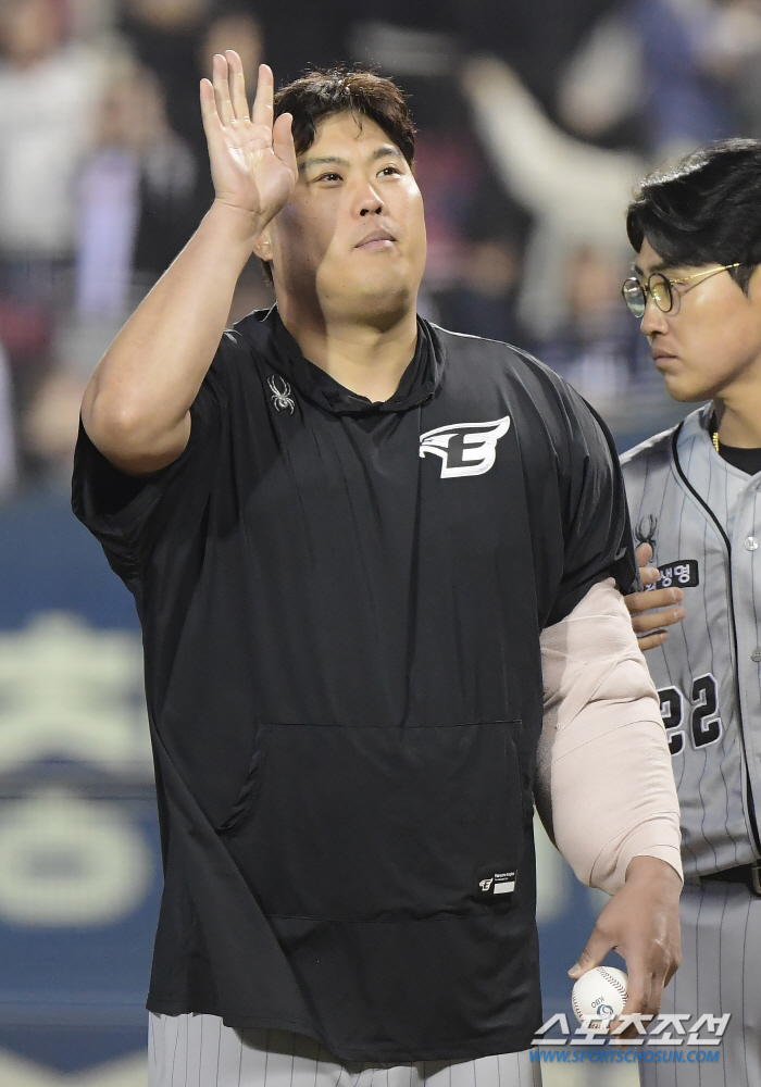 흥 많던 외인이 머리를 감싸쥐었다…천하의 류현진도 "표정 관리가 안 됐다…