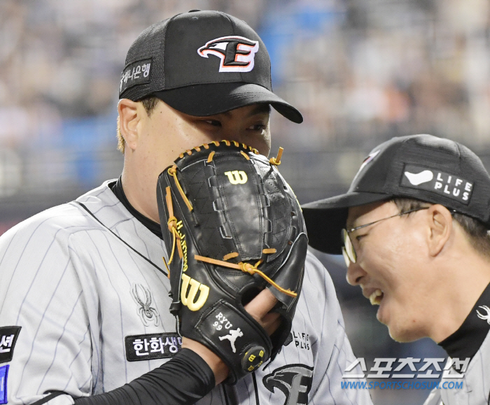 흥 많던 외인이 머리를 감싸쥐었다…천하의 류현진도 "표정 관리가 안 됐다…