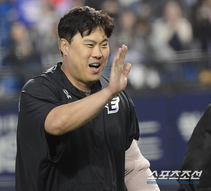 흥 많던 외인이 머리를 감싸쥐었다…천하의 류현진도 "표정 관리가 안 됐다…