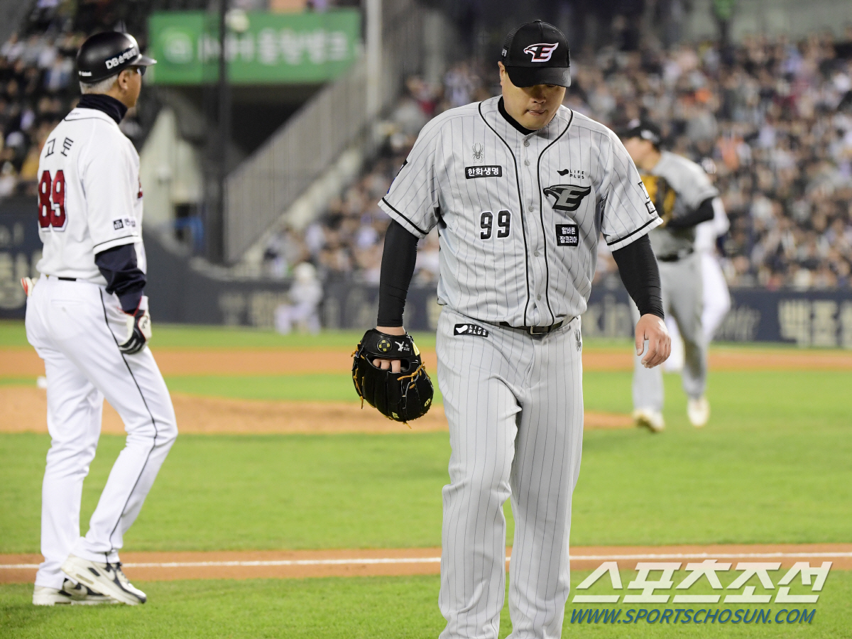흥 많던 외인이 머리를 감싸쥐었다…천하의 류현진도 "표정 관리가 안 됐다…