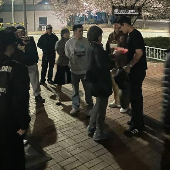 '불법 몰카' 뱃사공, 1년 복역 후 출소..'두부 축하'에 "전역하냐"…