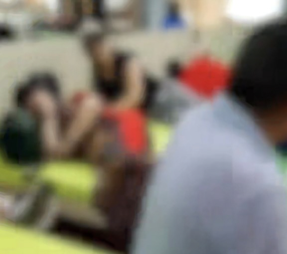 "물건 안 사면 못 나가"…강제 쇼핑 관광 논란