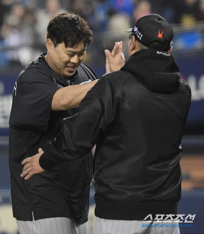 양의지 욕 나오게 만든 류현진의 폭포수 커브, '세 번은 안 당한다’며 …