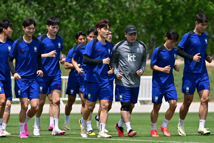 '도하 적응 스타트' 황선홍 감독, 첫 일성 "해외파+부상, 어려움 있지…