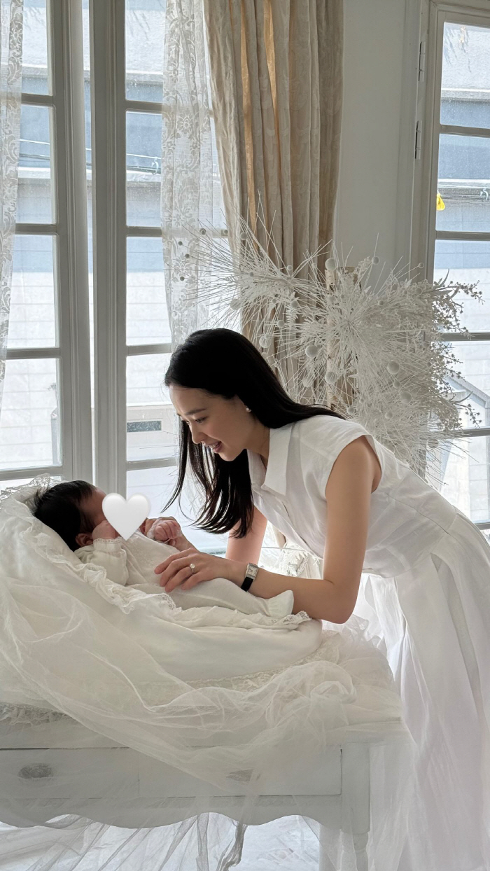 손연재, 子 50일 촬영 현장...엄마 미모가 더 돋보이네