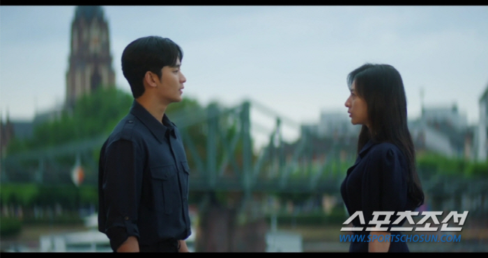 [이정혁의 수다톡톡]'해피엔딩의 장인' 박지은 작가, 이번엔 배신하나? '눈물의 여왕', 새드엔딩 가능성 '모락모락'