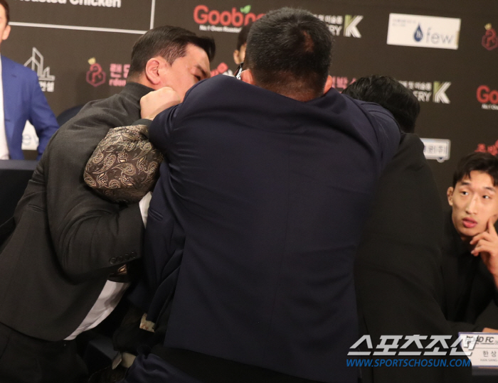 두 번이나 몸싸움. 책상 넘어지고 아수라장... 일본 선수 도발에 챔피언…