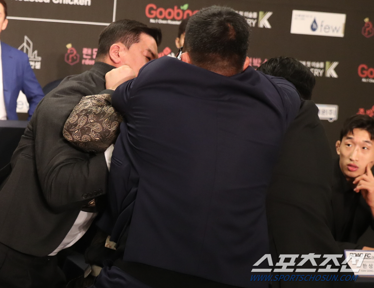 두 번이나 몸싸움. 책상 넘어지고 아수라장... 일본 선수 도발에 챔피언…