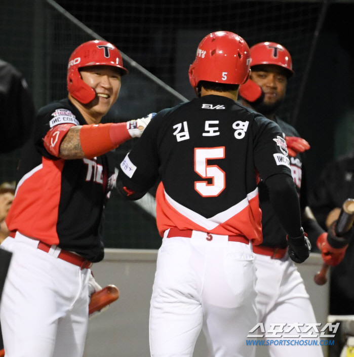 '김도영 펄펄+윤영철 2승' KIA, '7연속 매진' 한화 8-4 제압.…