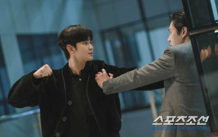 [SC이슈]김수현, '몸→머리'로 박성훈 제압…오늘밤 '본격 반격', 통쾌함 안겨준다(눈물의 여왕)