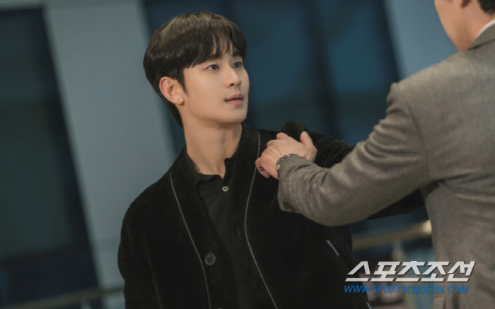 [SC이슈]김수현, '몸→머리'로 박성훈 제압…오늘밤 '본격 반격', 통…