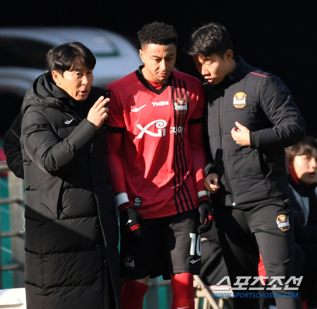 무릎에 물 찬 린가드 결국 시술받았다…김기동 "첫 수술이라 두려움 있겠지…