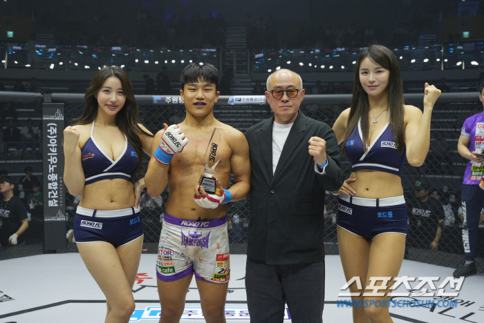 굽네치킨 중국지사 김영철 대표, 승리한 위정원에게 트로피 시상[로드FC]