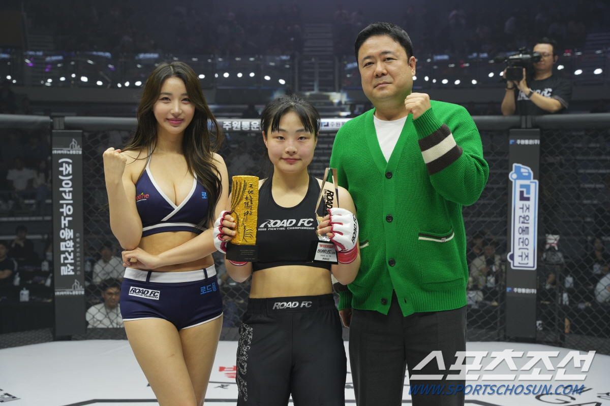 갤러리K 이효진 상무, 승리한 신유진에게 아테나상 시상[로드FC]