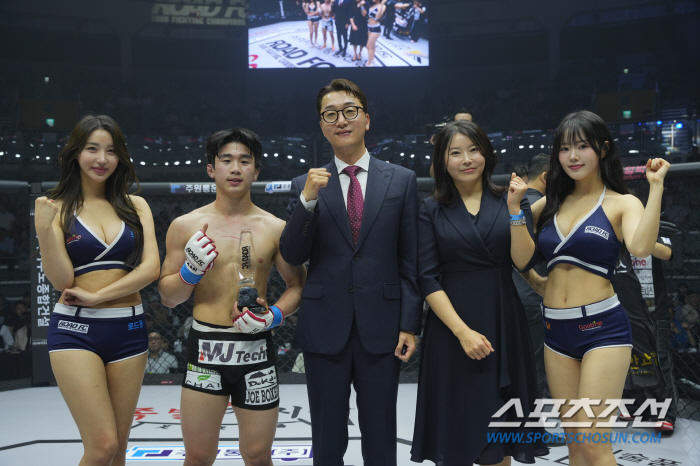 엠제이인터내셔널 정재영 대표와 한주은 이사, 승리한 편예준에게 트로피 시…