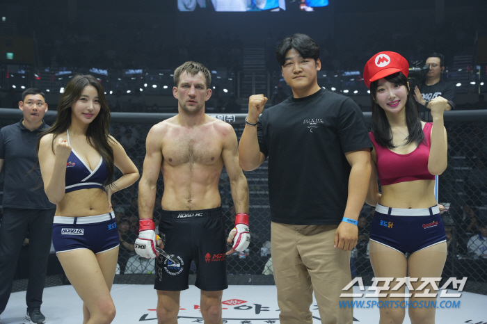 로우띵스 김도형 대표, 승리한 알렉세이 인덴코에게 트로피 시상[로드FC]