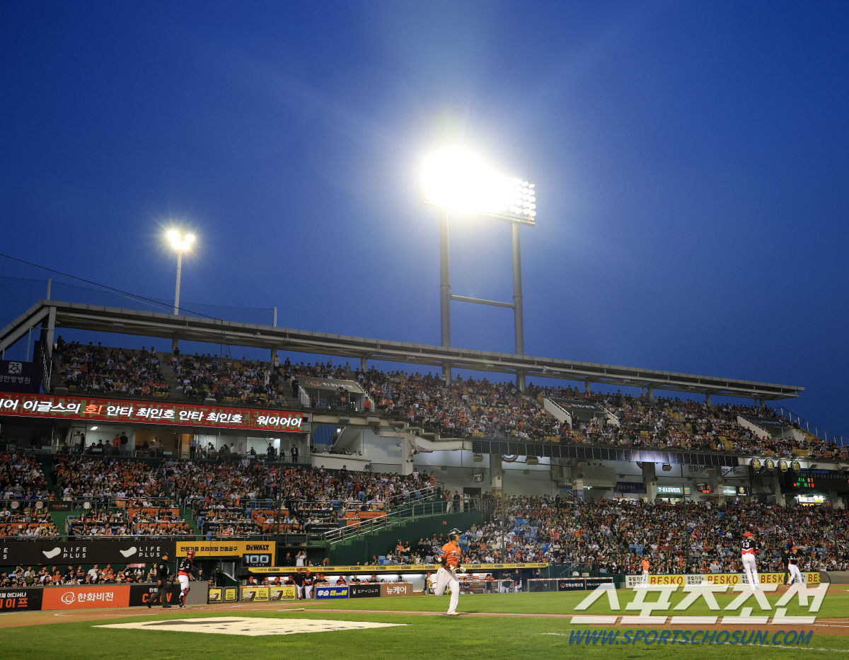 '예매→하늘의 별따기'된 한화 홈경기, KBO 역사까지 바꾸나?[대전 스…