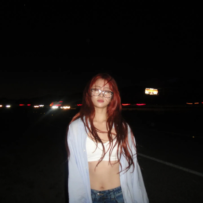 "팬츠리스 다음은"…르세라핌 허윤진, 브라톱 패션으로 美 사로잡는다