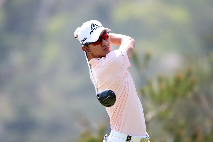 KLPGA 메디힐·한국일보 시즌 첫승 박지영, 아깝다 노보기 우승...윤상필은 KPGA 개막전서 생애 첫 우승