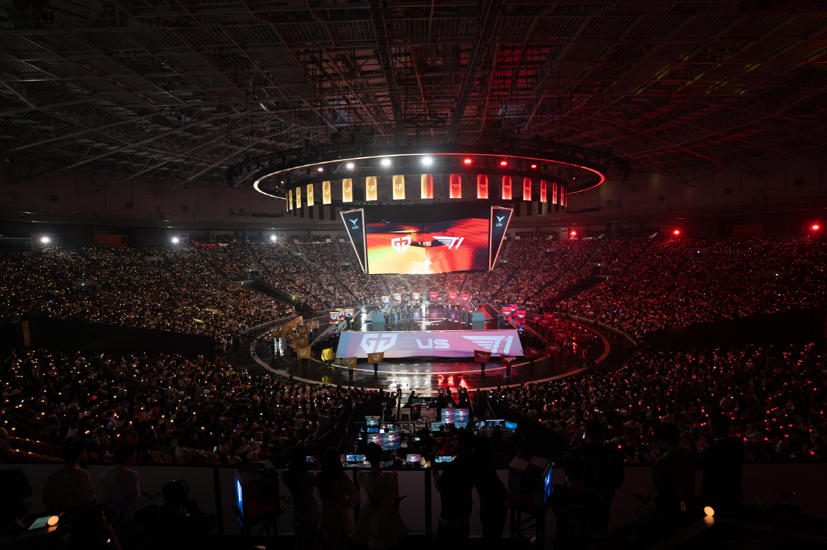 역사 쓴 '젠지', 4시즌 연속 LCK 제패