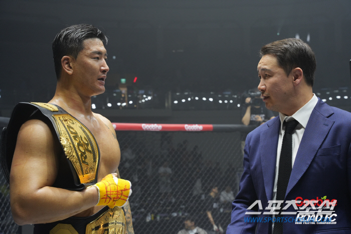 "이런 경기력으로 어길 가나" 로드FC 정문홍 회장, 챔피언 김태인 경기…
