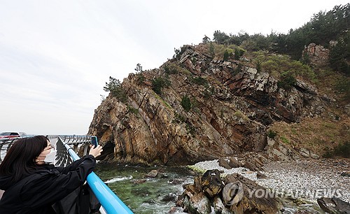더 길어진 바다부채길…"부서지는 파도와 기암절벽에 압도"