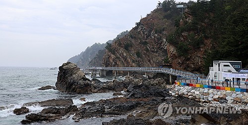 (강릉=연합뉴스) 유형재 기자 = 국내 유일의 해안단구길인 강원 강릉시 정동·심곡 바다부채길이 기존 코스에서 640ｍ 더 길어져 전체 코스 3.01㎞로 확대돼 15일 개통, 관광객들이 새로 연결된 부채길을 걷고 있다. 2024.4.15 yoo21@yna.co.kr