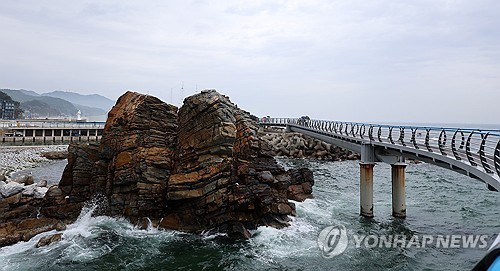 (강릉=연합뉴스) 유형재 기자 = 국내 유일의 해안단구길인 강원 강릉시 정동·심곡 바다부채길이 기존 코스에서 640ｍ 더 길어져 전체 코스 3.01㎞로 확대돼 15일 개통, 관광객들이 새로 연결된 부채길을 걷고 있다. 2024.4.15 yoo21@yna.co.kr