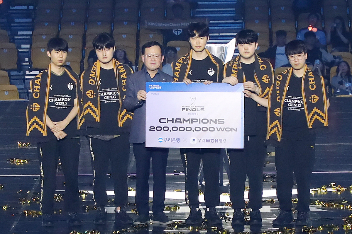 우리은행, 2024 LCK 스프링 챔피언 젠지에 우승 상금 2억원 등 전…