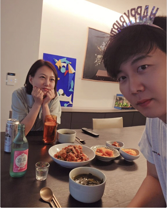 장윤정♥도경완, 신혼 같은 둘만의 '생일파티'..."미역국에 소주 한잔"