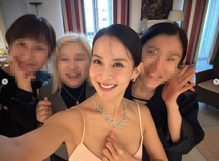 "칸의 단골 여신"…조여정, 5년 만에 '칸 재입성'한 우아美의 정석 […