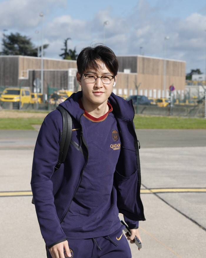 안경 쓴 이강인, 챔스 치르러 바르셀로나 출국…UEFA, '이강인 선발'…