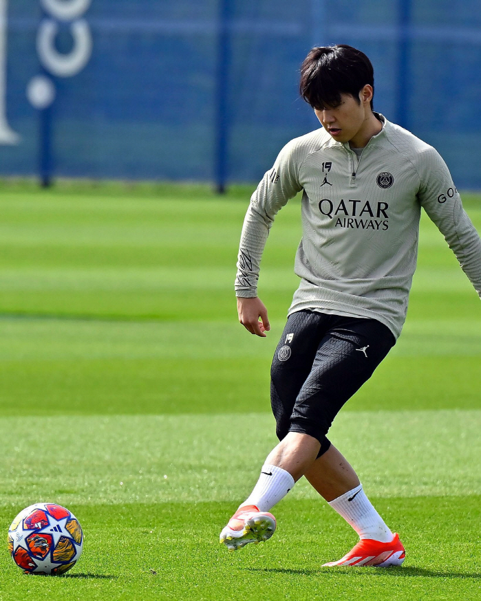 안경 쓴 이강인, 챔스 치르러 바르셀로나 출국…UEFA, '이강인 선발'…