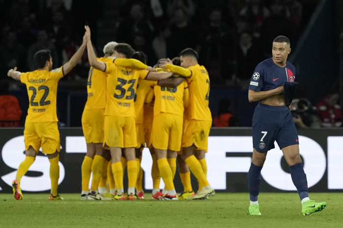 안경 쓴 이강인, 챔스 치르러 바르셀로나 출국…UEFA, '이강인 선발'…