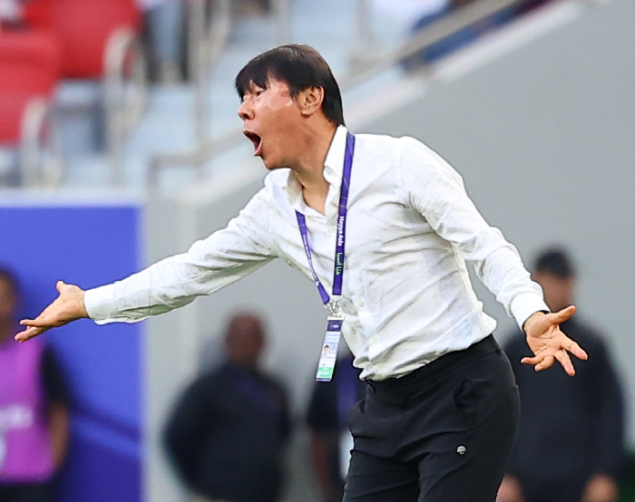 "축구가 코미디쇼인가" 신태용 인니 감독 이례적 분노,왜? 1PK→2퇴장…