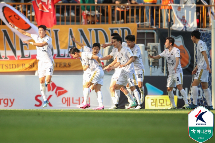 '김천으로 축구 유학' 예상 깬 유쾌한 반란, 정정용 감독의 동기부여 "…