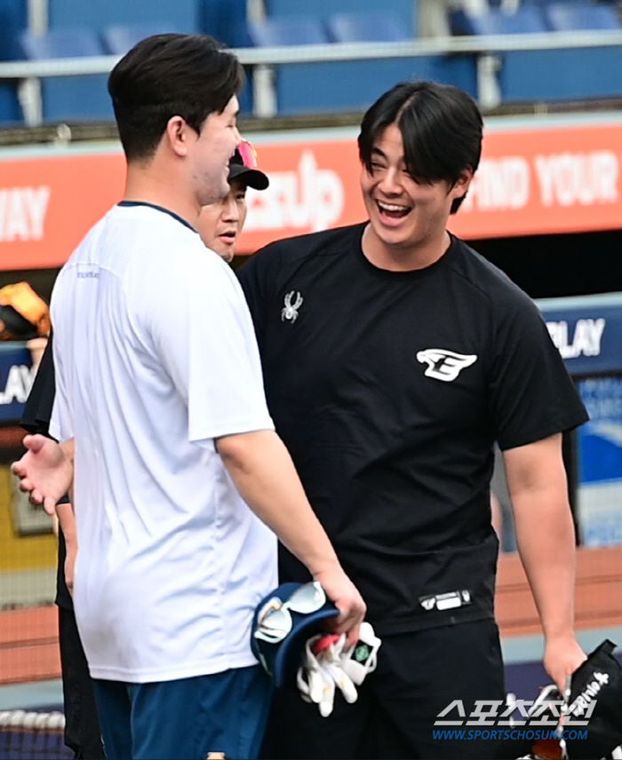 반가움에 무장해제 미소, 노시환을 웃게 만든 이 남자는 누구?[창원 스케…
