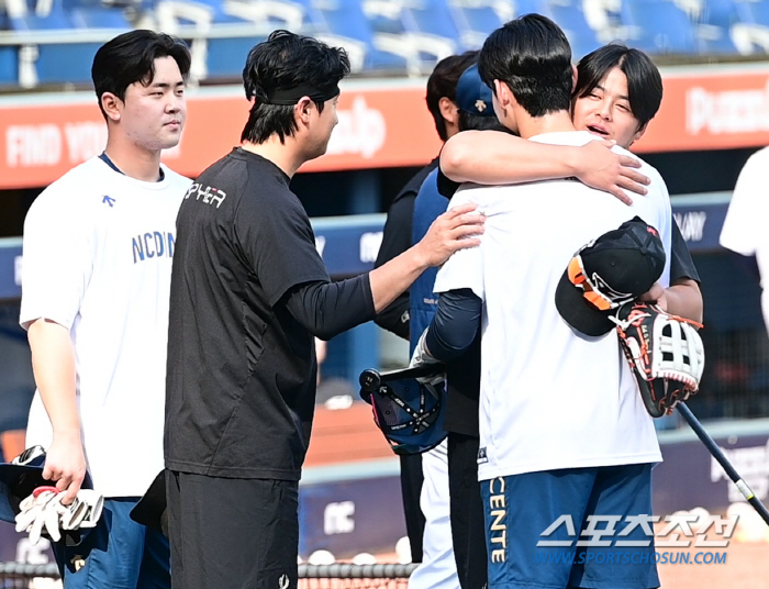 반가움에 무장해제 미소, 노시환을 웃게 만든 이 남자는 누구?[창원 스케…